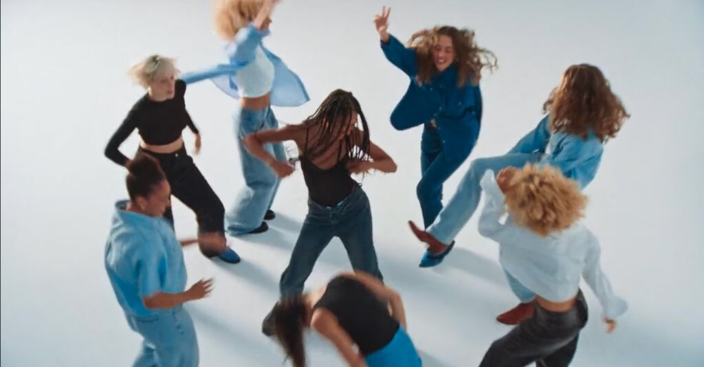 Laura Martinova - Urbanic